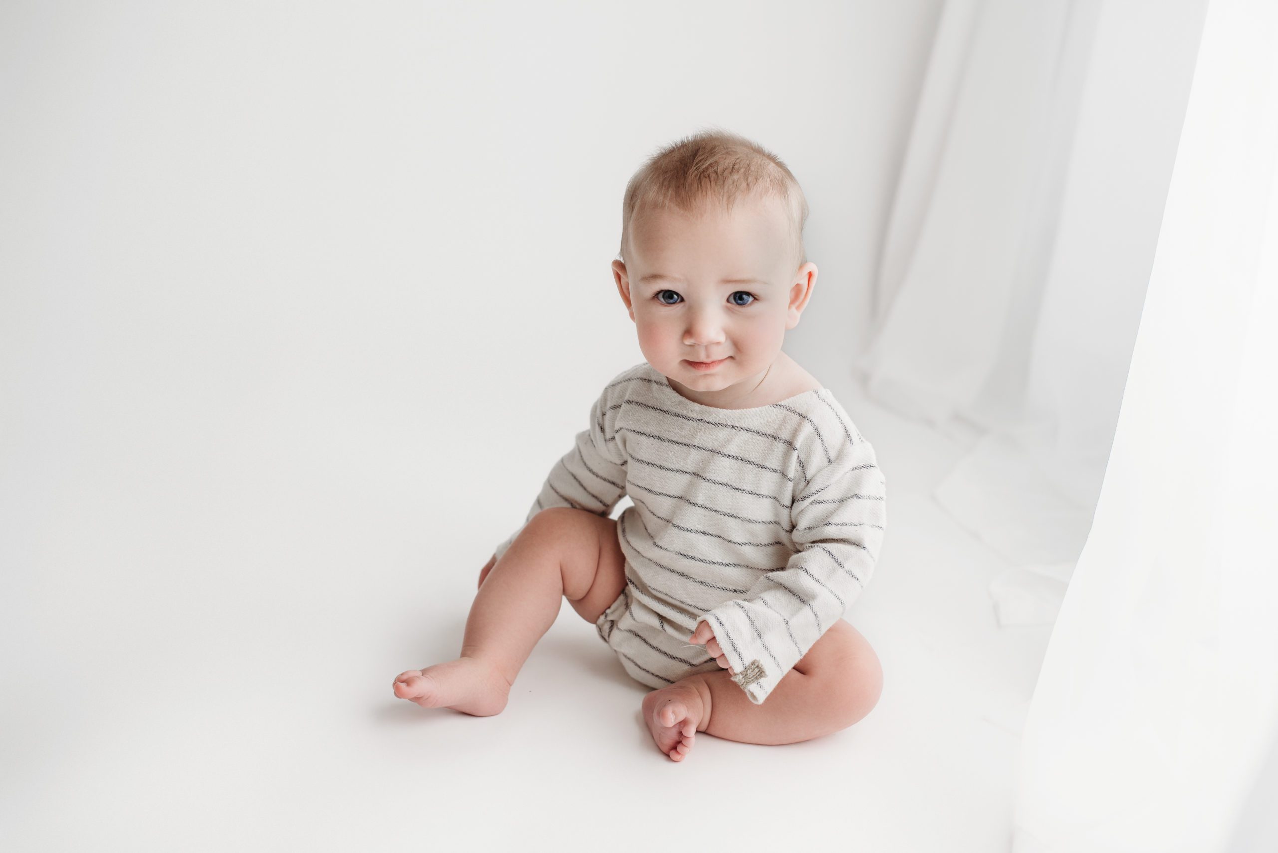 baby photographer nebraska, omaha baby photoshoot, newborn photographer omaha, simple photos of baby, milestone session nebraska