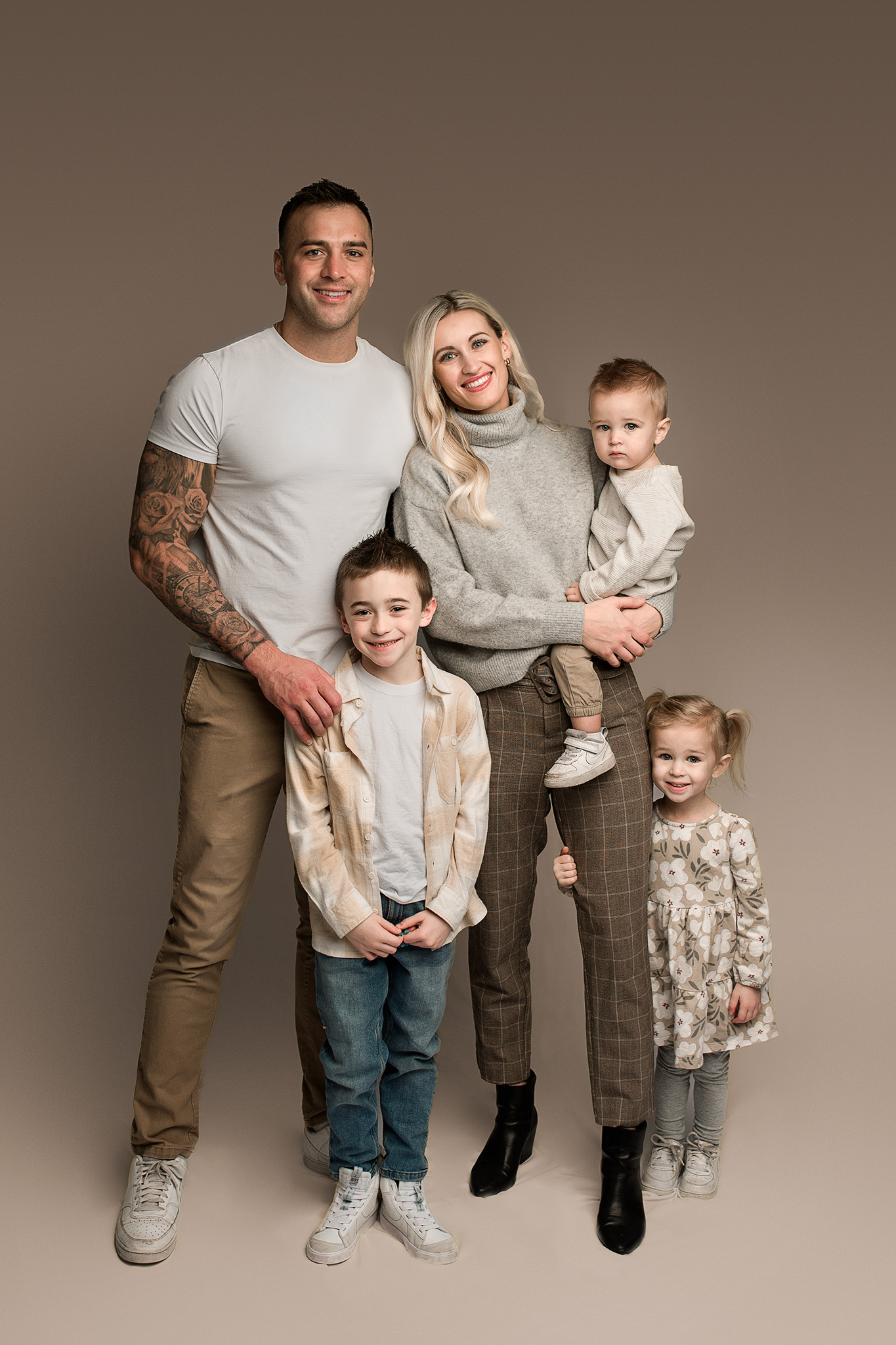 family photographer lincoln ne, lincoln nebraska family photographer, family photos nebraska, photo studio lincoln ne, family of five posed in studio for photoshoot in lincoln nebraska, omaha family photography