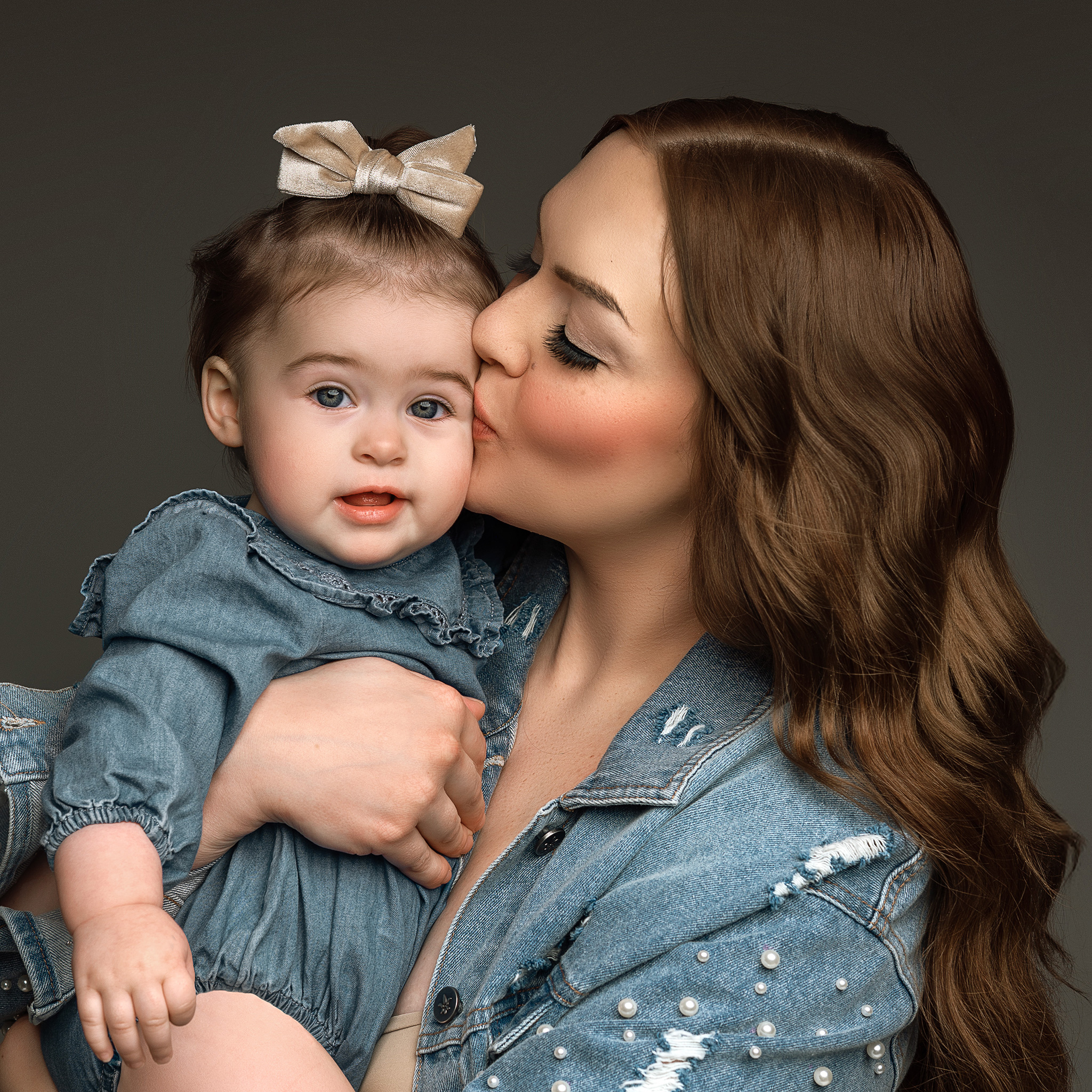 motherhood photo session near me, mommy and me photos, mom and baby wearing jean for a photoshoot. baby photography lincoln