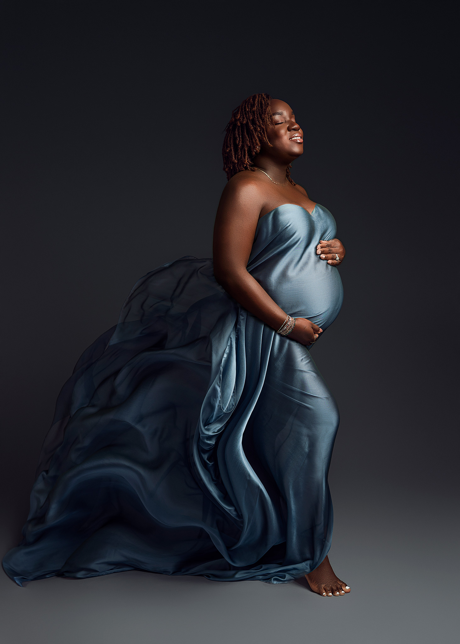 pregnant mom in blue fabric posed, blue flowing fabric maternity session, Iowa maternity photographer, Missouri maternity photoshoot